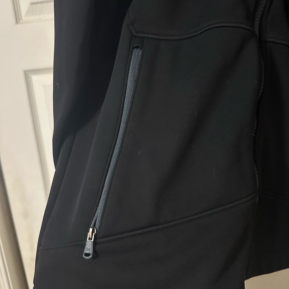 Boys Under Armour black jacket. Size Large - Picture 4 of 8